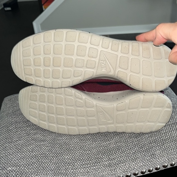 Nike Roshe Run Sneakers - Picture 5 of 6